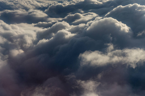 Vista de las nubes desde la ventana del avión, un grupo de nubes en el cielo - Foto, Imagen