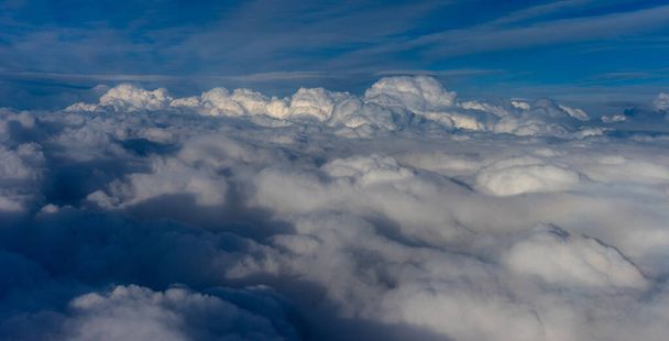 Вид на хмари з вікна літака, хмари в небі
 - Фото, зображення