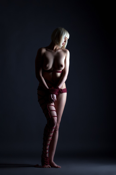 Kinbaku art - naked blonde posing tied with rope - Foto, afbeelding