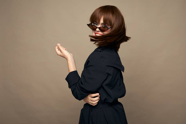 Luxe vrouw klassieke jas goed humeur poseren studio  - Foto, afbeelding