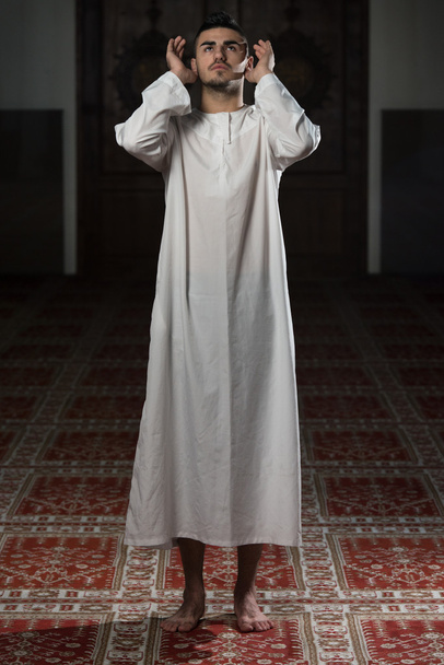 Muslim Man Is Praying In The Mosque - Foto, immagini