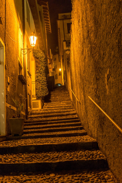 Europa, Itália, Varenna, Lago de Como, NARROW STREET ENTRE EDIFÍCIOS À Noite - Foto, Imagem