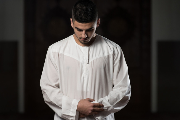 detail mužských rukou, modlil se v mešitě - Fotografie, Obrázek
