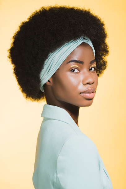 profilja afro-amerikai fiatal nő kék elegáns ruha elszigetelt sárga  - Fotó, kép