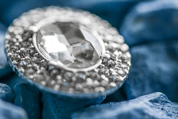 Luxus gyémánt fülbevaló közelkép, ékszerek és divat márka - Fotó, kép