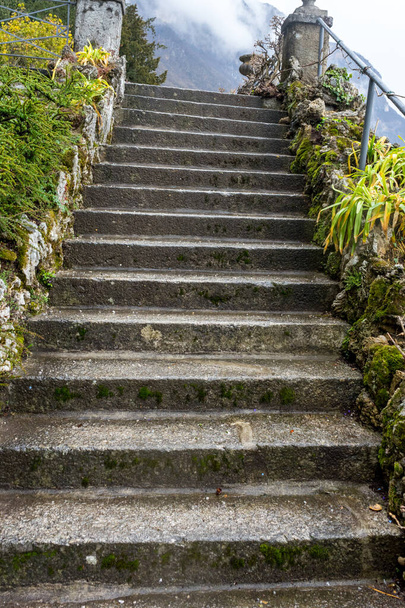 Włochy, Warenna, Jezioro Como, kamienne schody nad jeziorem - Zdjęcie, obraz