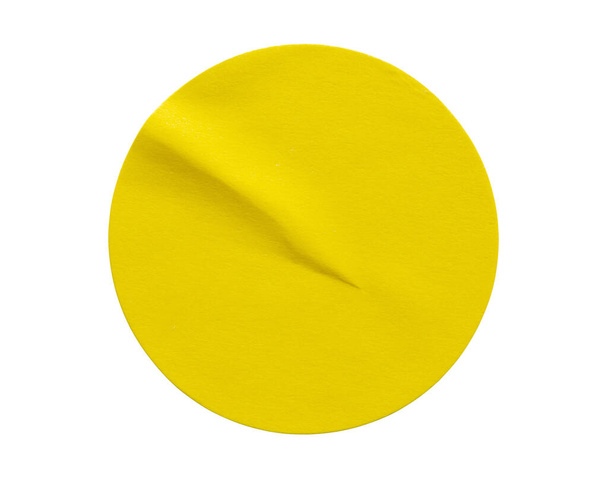 Etiqueta engomada amarilla de papel redondo aislada sobre fondo blanco - Foto, Imagen