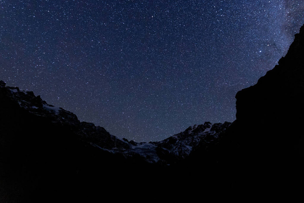 Valkoihoinen vuoristomaisema. Tsey Gorgesta. Tähtitaivas - Valokuva, kuva