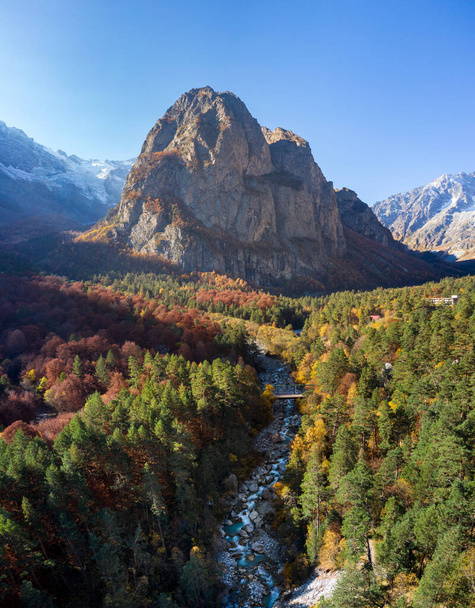 Kafkas dağ manzarası. Tsey vadisi. Monakh Dağı (Monakh) ve Tseydon Nehri. Kuzey Osetya-Alanya Cumhuriyeti, Rusya - Fotoğraf, Görsel