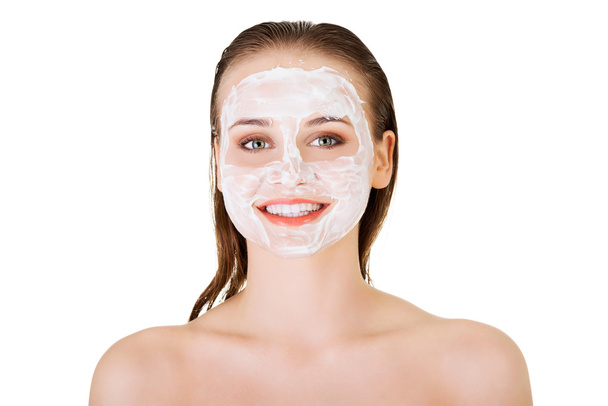 vrouw met klei gezichtsmasker - Foto, afbeelding