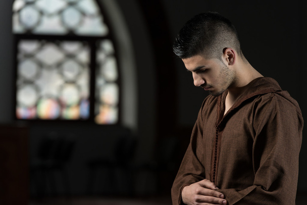 Young Muslim Man Praying - Foto, afbeelding