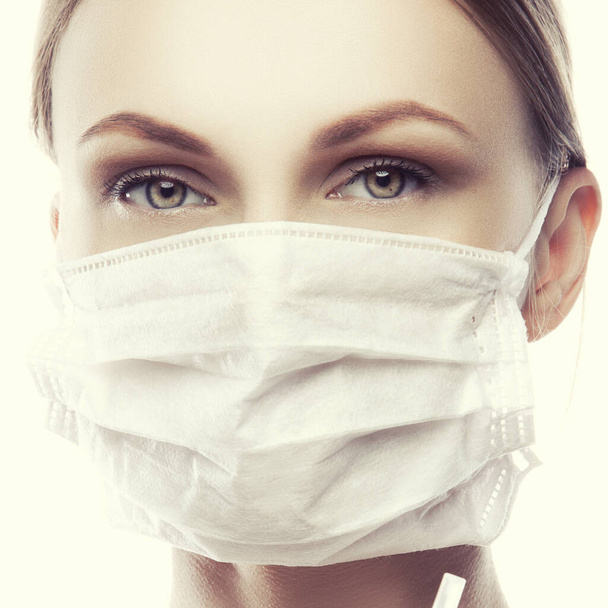 Ομορφιά γυναίκα πρόσωπο φορώντας ιατρική μάσκα - Φωτογραφία, εικόνα