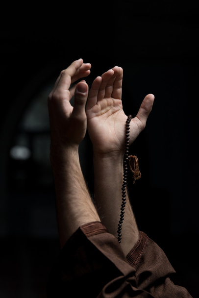 ręce, trzymając różaniec muzułmański - Zdjęcie, obraz