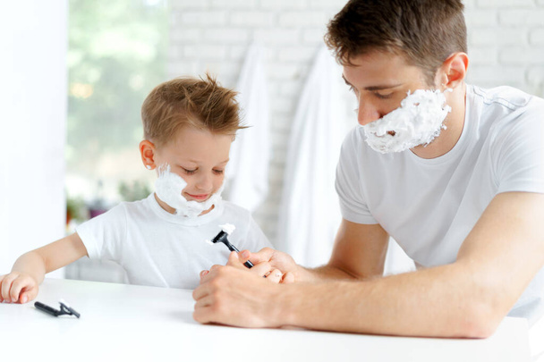 Father and his little son shaving together - Foto, afbeelding