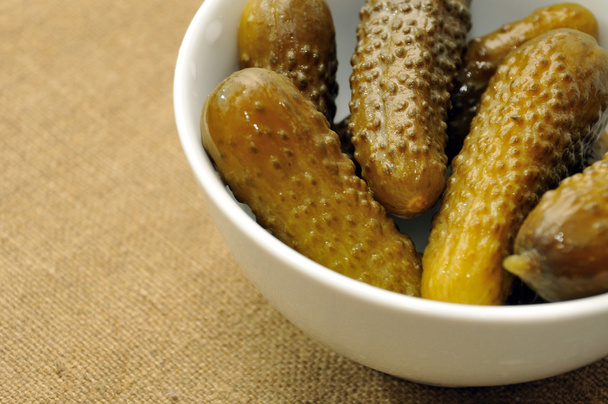 Pickles in witte kom - Foto, afbeelding
