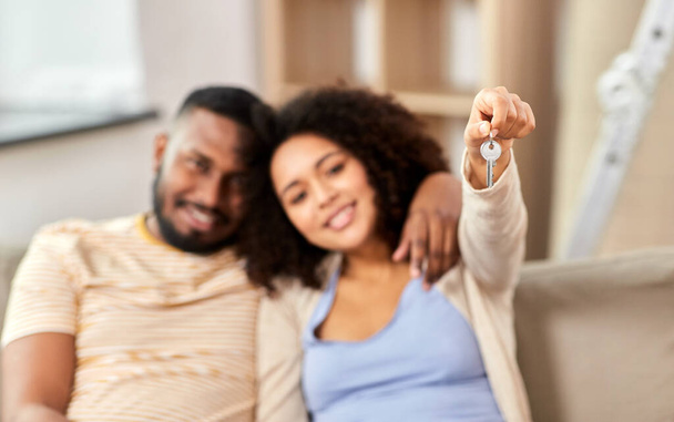 happy couple with house key moving to new home - Fotoğraf, Görsel