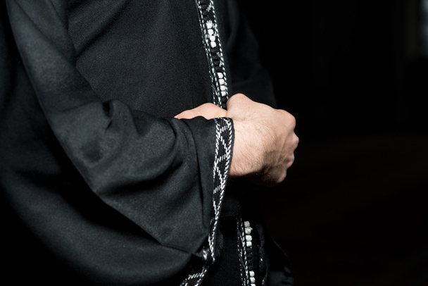 közeli kép a mecsetben imádkozni férfi kezét - Fotó, kép
