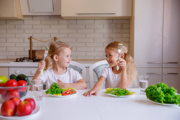 τα παιδιά τρώνε υγιεινά τρόφιμα στην κουζίνα  - Φωτογραφία, εικόνα