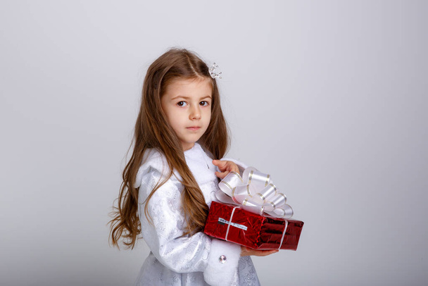 cute little girl posing with gift box - Φωτογραφία, εικόνα
