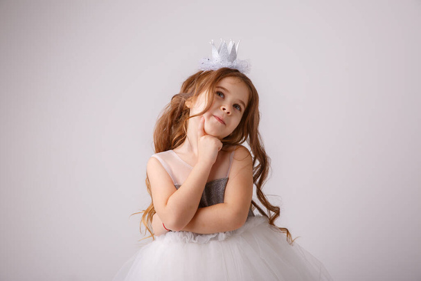süßes kleines Mädchen posiert im Prinzessinnenkostüm  - Foto, Bild