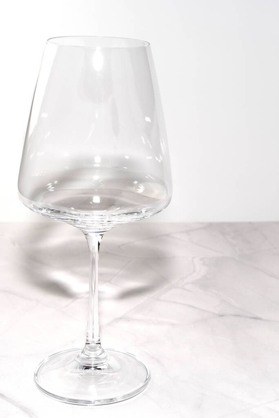 白を基調とした大理石のワイングラス - 写真・画像