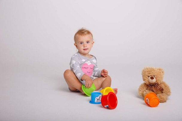 白い背景におもちゃのブロックと赤ちゃん男の子 - 写真・画像