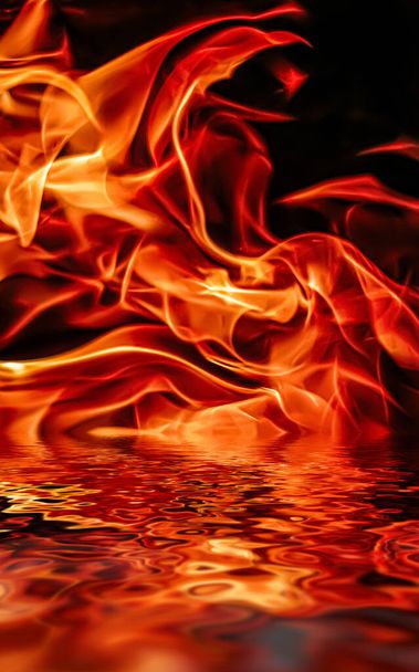 Καυτές φλόγες φωτιάς στο νερό ως στοιχείο της φύσης και αφηρημένο υπόβαθρο - Φωτογραφία, εικόνα