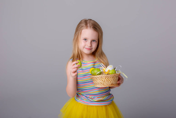 девушка держит корзину с пасхальными яйцами - Фото, изображение