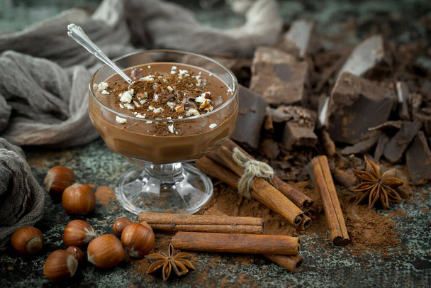 Trozos de chocolate negro y granos de cacao en composición sobre fondo viejo - Foto, Imagen