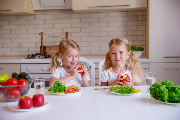 dzieci jedzą zdrową żywność w kuchni - Zdjęcie, obraz