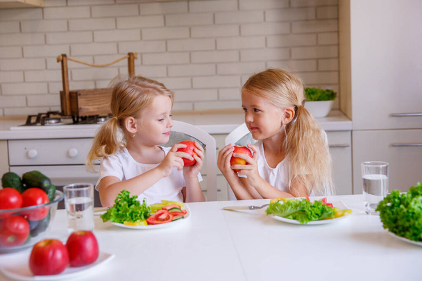 дети едят здоровую пищу на кухне - Фото, изображение