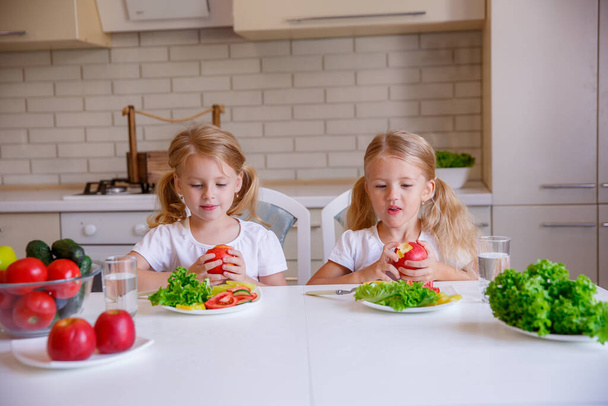 dzieci jedzą zdrową żywność w kuchni - Zdjęcie, obraz