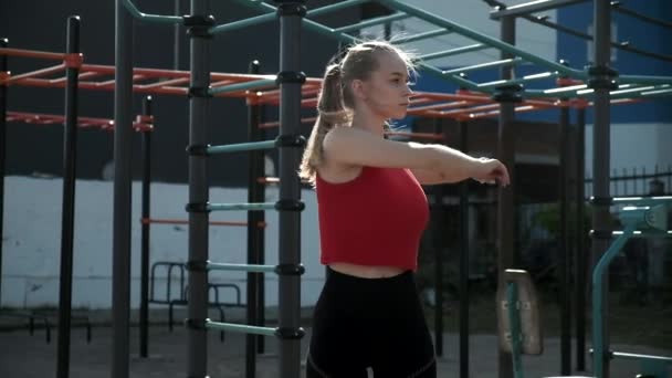 fit sportlich kaukasische hübsche Mädchen Workout in Sportbekleidung im Freien am Sportplatz - Filmmaterial, Video