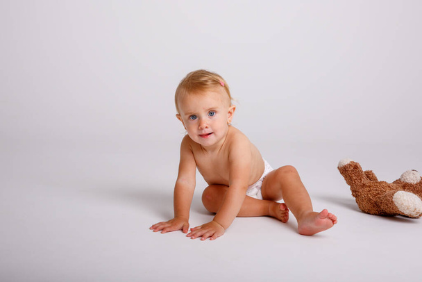 mignon bébé garçon avec jouet sur fond blanc - Photo, image