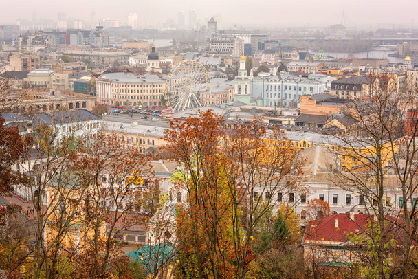 Vue de dessus du Kiev (Kiev) depuis le parc de l'allée du paysage (allée Peizazhna), Ukraine, district de Podil. Paysage urbain pittoresque - Photo, image