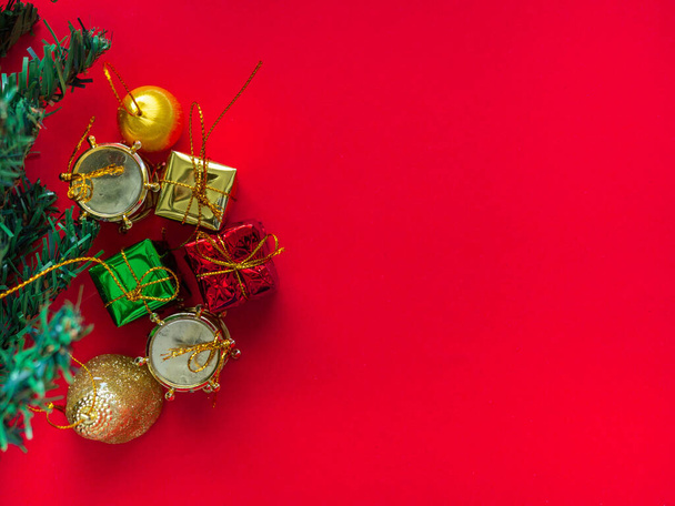 Christmas tree decorations, gift boxes, ball dro - Zdjęcie, obraz