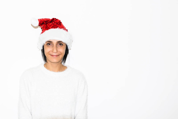Ήρεμη Καυκάσια γυναίκα πρόσωπο αναζητούν ευθεία απομονωμένη σε λευκό φόντο. Καλά Χριστούγεννα γιορτές απλή καρτ ποστάλ προοπτικές. - Φωτογραφία, εικόνα
