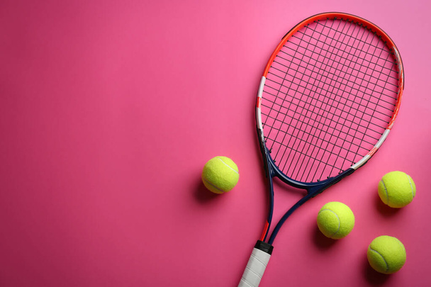 Tennis racket and balls on pink background, flat lay. Space for text - Foto, immagini
