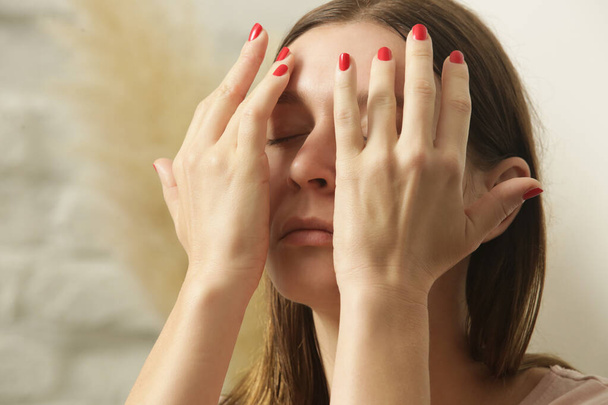 Jeune femme faisant anti-âge massage lifting du visage à la maison. Accueil spa et concept de soins de la peau.  - Photo, image