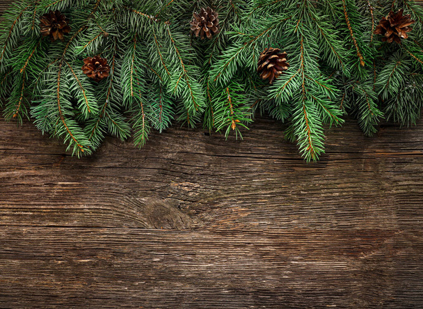 rami di albero di Natale su sfondo di legno. Vista dall'alto. Copia spazio. - Foto, immagini