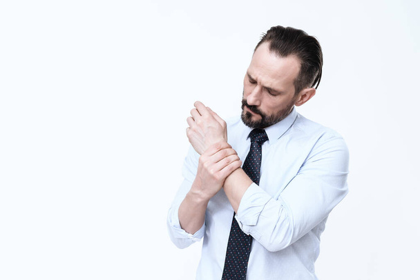 A man clings to his wrist and feels pain. - Fotoğraf, Görsel