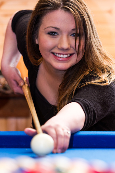 young woman playing pool - Zdjęcie, obraz