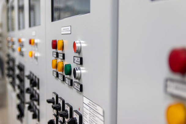 Villamos alállomás váltómű az erőműben, Ipari elektromos kapcsolótábla, alállomásvezérlő, biztonsági és védelmi rendszerek. Szelektív fókusz. - Fotó, kép