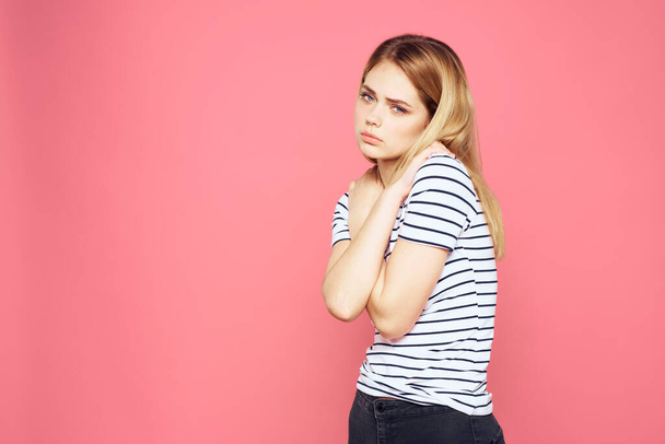 Žena v pruhované tričko emoce studio oříznuté pohled životní styl růžové izolované pozadí - Fotografie, Obrázek