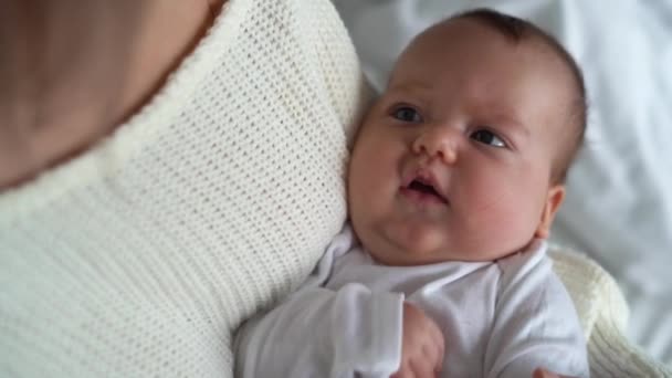 közelkép egy újszülött arcképéről az anya karjaiban. Boldog szülők koncepciója - Felvétel, videó