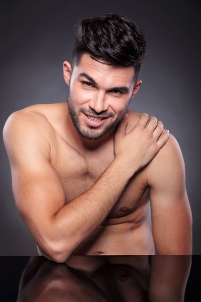 γυμνός άνδρας χαμόγελα με το χέρι στον ώμο - Φωτογραφία, εικόνα