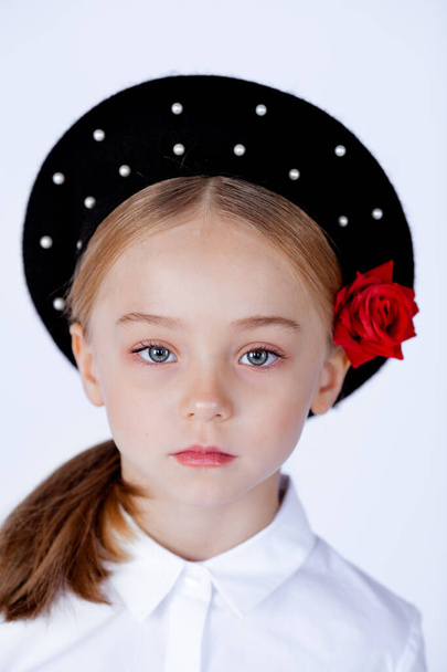 п'ятирічна дівчина в чорному береті і формальному одязі
 - Фото, зображення