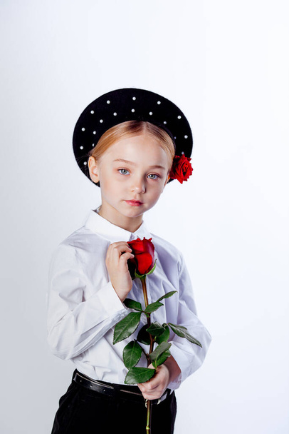 vijf jaar oud meisje in een zwarte baret en formele kleding - Foto, afbeelding
