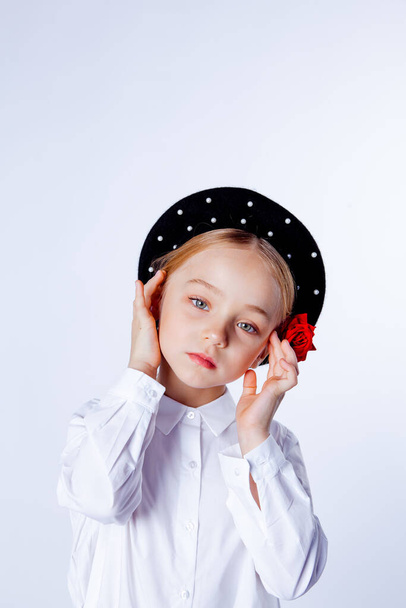 5 éves lány fekete svájcisapkában és hivatalos ruhában - Fotó, kép