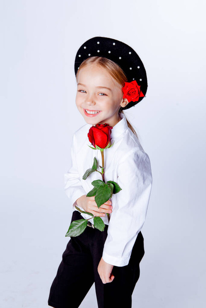 pětiletá dívka v černém baretu a formální oblečení - Fotografie, Obrázek
